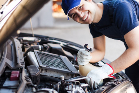 Batteriewechsel durch Mechaniker