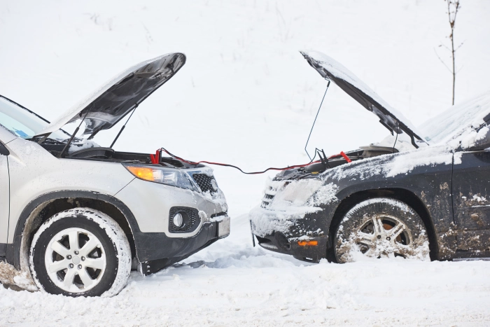 Leere Autobatterie im Winter: So geht Starthilfe richtig