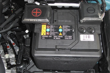 Autobatterie im motorraum -Fotos und -Bildmaterial in hoher